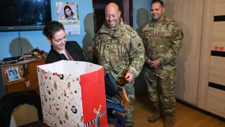 Amerykańscy żołnierze przekazali prezenty dla ubogich rodzin. Fot. PAP/Marcin Bielecki