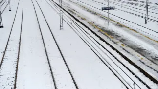 Zaśnieżone tory kolejowe Fot. PAP/Darek Delmanowicz