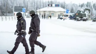 Fińska straż graniczna na fińsko-rosyjskim przejściu granicznym, fot. PAP/EPA/COMPIC/JANNE KURONEN