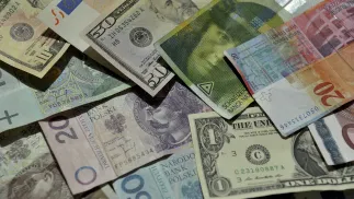 Banknoty franków. Zdjęcie ilustracyjne. Fot. PAP/Adam Warżawa