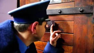 Funkcjonariusz Służby więziennej Fot. PAP/Marcin Bielecki 