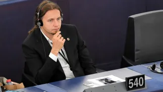 Eurodeputowany Łukasz Kohut w Parlamencie Europejskim w Strasburgu, fot. PAP/Radek Pietruszka