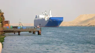 Statek na kanale Sueskim, fot. PAP/AA/Abaca