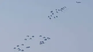 Zrzut racji żywnościowych nad Strefą Gazy, fot. PAP/EPA/ABIR SULTAN