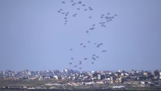 Zrzut porcji żywnościowych nad Strefą Gazy, fot. PAP/Newscom/Jim Hollander