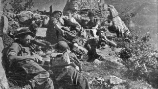 Polscy żołnierze czekają na rozkaz nowego ataku na Widmo – jedno ze wzgórz otaczających klasztorną górę Fot. PAP/CAF