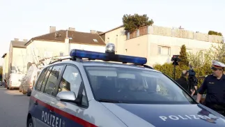 Austriacka policja przed domem, w którym Josef Fritzl przetrzymywał i wykorzystywał córkę Fot. PAP/EPA/HERBERT P. OCZERET