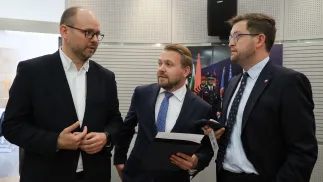 Posłowie PiS w siedzibie Ministerstwa Obrony Narodowej, fot. PAP/Paweł Supernak