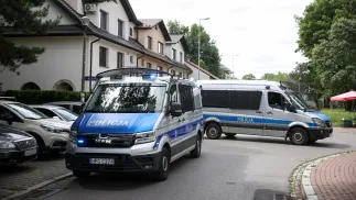 Radiowozy policji przed blokiem w Krakowie, w którym znaleziono ciała dwóch osób Fot. PAP/Łukasz Gągulski