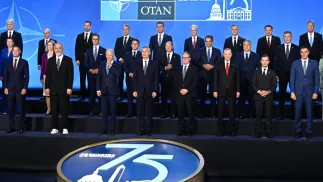 Uczestnicy szczytu NATO pozują do wspólnego zdjęcia przed obradami w Centrum Kongresowym Walter E. Washington Convention Center w Waszyngtonie, 10 bm. Prezydent RP bierze udział w spotkaniu głów państw i szefów rządów państw NATO. fot. PAP/Radek Pietruszka