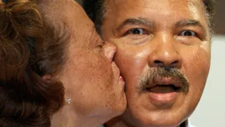Niemcy 9.10.2003. Muhammad Ali z żoną Lonnie. Fot. PAP/EPA/	Boris Roessler