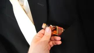 Mała buteleczka alkoholu. Zdj. ilustracyjne. Fot. PAP/Grzegorz Michałowski