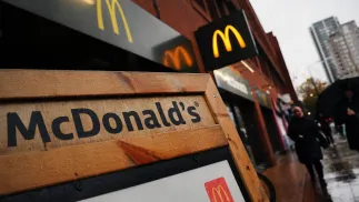 Restauracja McDonald’s. Fot. PAP/EPA/ANDY RAIN