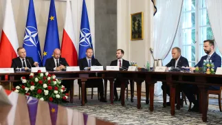 Od lewej: prezydent RP Andrzej Duda, szef BBN Jacek Siewiera, szef Gabinetu Prezydenta RP Marcin Mastalerek, szef Biura Polityki Międzynarodowej KPRP Mieszko Pawlak, premier Donald Tusk i wicepremier, minister obrony Władysław Kosiniak-Kamysz przed posiedzeniem Rady Bezpieczeństwa Narodowego w Belwederze, fot. PAP/Leszek Szymański