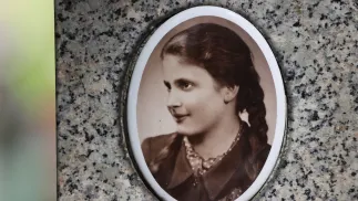 Tablica nagrobna 13-letniej Joanny Skwarczyńskiej, jednej z 17 harcerek pochowanych we wspólnym gróbie na Starym Cmentarzu przy ul. Ogrodowej w Łodzi Fot. PAP/Marian Zubrzycki