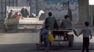 Według badań Turcy opowiadają się za zaangażowaniem kraju w sprawę drogą dyplomacji i poprzez pomoc humanitarną, która w dużych ilościach dociera z Turcji do Palestyńczyków. Fot. PAP/EPA/	MOHAMMED SABER