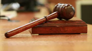 Młotek sędziowski - zdjęcie ilustracyjne Fot. PAP/Marcin Bednarski