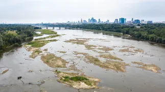 Na zdjęciu z drona stan wody w Wiśle w Warszawie, zdjęcie ilustracyjne, fot. PAP/Leszek Szymański
