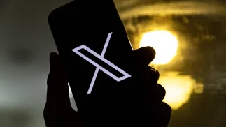 Logo portalu X. Fot. PAP/EPA/ETIENNE LAURENT