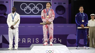 Dany Dann, Phil Wizard, Victor na olimpijskim podium. Fot. PAP/ EPA/TERESA SUAREZ