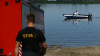 Akcja odławiania śniętych ryb z jeziora Dzierżno Duże. Fot. PAP/Jarek Praszkiewicz