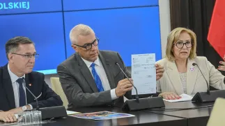 Członkowie Zespołu ds. rozliczeń PiS, posłowie: Roman Giertych (C), Maria Janyska (P), Piotr Głowski, fot. PAP/Piotr Nowak