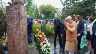 Premier Modi złożył wieniec m.in. pod pomnikiem Dobrego Maharadży na warszawskiej Ochocie. Fot. X/Narendra Modi
