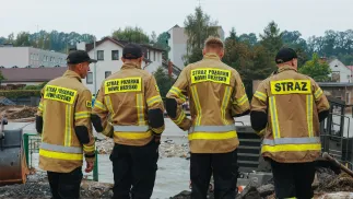 Strażacy podczas pracy w terenie powodziowym Fot. PAP/Michał Meissner