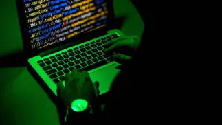 Osoba przy laptopie. Zdj. ilustracyjne. Fot. PAP/EPA/Sascha Steinbach