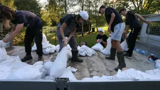 Sprzątanie po powodzi. Fot. PAP/Lech Muszyński