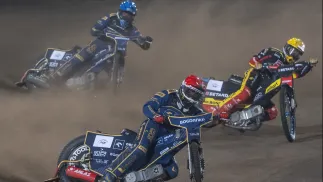  Zawodnicy ORLEN Oil Motoru Lublin Fredrik Lindgren (kask czerwony) i Wiktor Przyjemski (niebieski) oraz Bartłomiej Kowalski (żółty) z Betardu Sparty Wrocław podczas rewanżowego meczu finałowego żużlowej Ekstraligi. Fot. PAP/Wojtek Jargiło