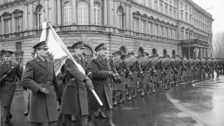 Obchody rocznicy odzyskania przez Polskę niepodległości. 11 listopada 1981 roku po raz pierwszy w historii PRL władze państwowe złożyły wieńce przed Grobem Nieznanego Żołnierza na placu Zwycięstwa. Fot. PAP/Grzegorz Rogiński