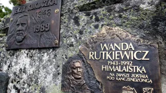 Symboliczny Cmentarz pod Osterwą w Tatrach Słowackich, tablice upamiętniające Jerzego kukuczkę i Wandę Rutkiewicz. Fot. PAP/Grzegorz Momot