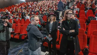 Reżyser Joel Souza, przyjaciółka Halyny Hutchins Rachel Manson i operatorka Bianca Cline na światowej premierze filmu „Rust”. Fot. PAP/Mikołaj Kuras