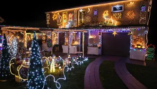 Iluminacja świąteczna autorstwa Henryka Jaschika zaprezentowana w Krapkowicach Fot. PAP/Krzysztof Świderski