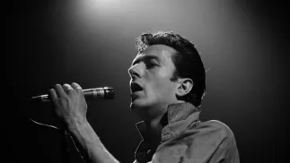 Joe Strummer podczas występu. Źródło: Wikipedia