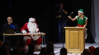 Symulacja rozprawy sądowej pomiędzy św. Mikołajem, a Gwiazdorem. Fot. PAP/Jakub Kaczmarczyk