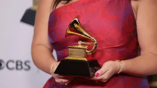 Nicole Zuraitis trzyma statuetkę Grammy. Zdj. ilustracyjne. Fot. PAP/ EPA/ALLISON DINNER