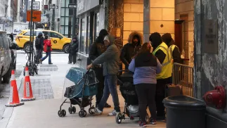 Ludzie przed schroniskiem dla migrantów w dawnym hotelu Roosevelt w Nowym Jorku Fot. PAP/EPA/SARAH YENESEL