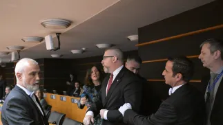 Grzegorz Braun w trakcie wypraszania z sali. Fot. PAP/Daniel Gnap