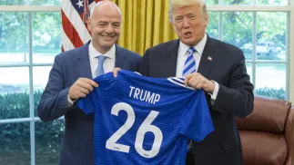 Szef FIFA Gianni Infantino i Donald Trump podczas spotkania w Białym Domu w 2018 roku, fot. PAP/EPA/MICHAEL REYNOLDS