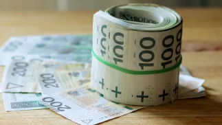 Banknoty stuzłotowe Fot. PAP/Tomasz Waszczuk