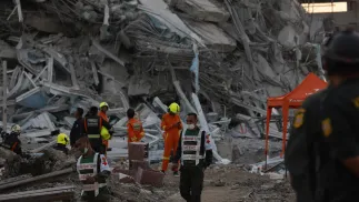 Zawalony budynek po trzęsieniu ziemi. Fot. PAP/EPA/RUNGROJ YONGRIT