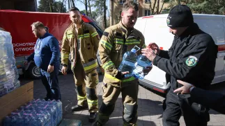 Rozdawanie wody butelkowanej w Otwocku, fot. PAP/Rafał Guz