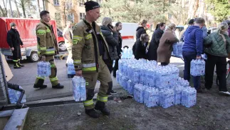 Rozdawanie wody butelkowanej w Otwocku, fot. PAP/Rafał Guz