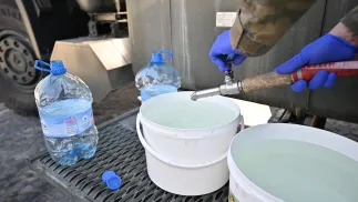 Rozdawanie wody butelkowanej w Otwocku. Fot. PAP/Przemysław Piątkowski