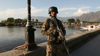 Indyjski żołnierz w Kaszmirze. Fot. EPA/FAROOQ KHAN