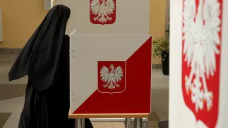 Zakonnica oddająca głos w wyborach Fot. PAP/	Tomasz Waszczuk