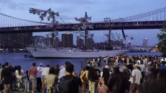 Statek Cuauhtemoc po zderzeniu z Mostem Brooklińskim. Fot. PAP/EPA/PORTER BINKS