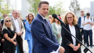 Prezydent Warszawy Rafał Trzaskowski (C) oraz przewodnicząca Rady Miasta m. st. Warszawy Ewa Malinowska-Grupińska (P) podczas konferencji prasowej na Placu Centralnym w Warszawie, fot. PAP/Rafał Guz